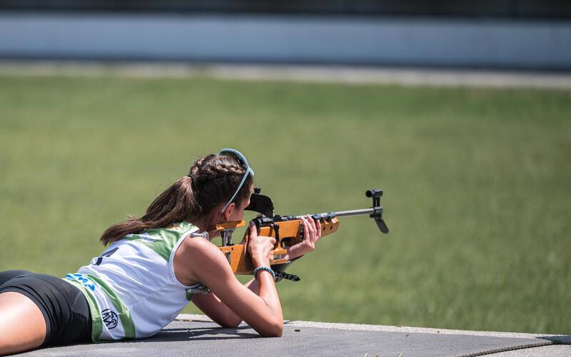 Obwohl sie mit dem Kleinkaliber-Gewehr nur über wenig Erfahrung verfügt, zeigte Milia Kußmaul am Schießstand eine bärenstarke Leistung. GB-Foto: gb
