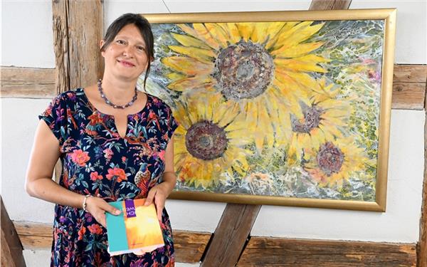 Odilie Bauer bedient sich einer Maltechnik, die im Wesentlichen auf Wachsfarbe und ihrer Erhitzung beruht. GB-Foto: Holom
