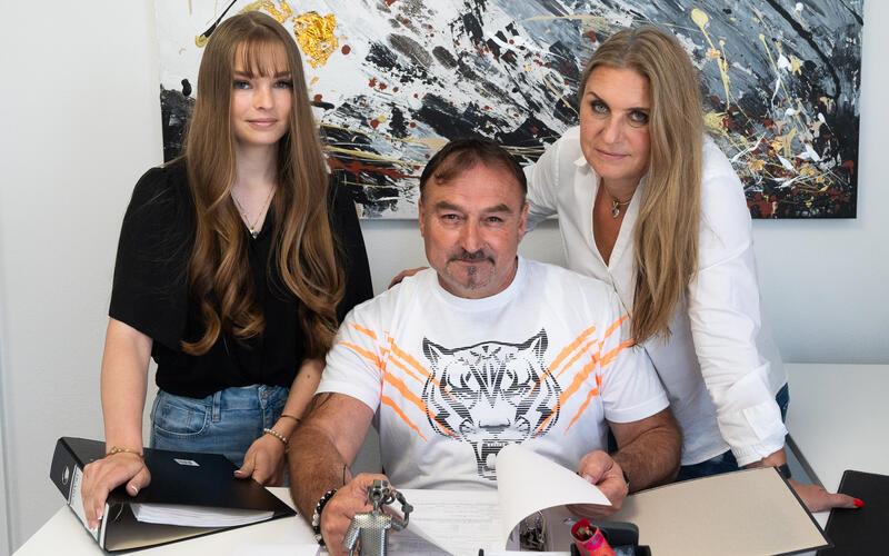 Özkan und Carmen Güler haben die Ikarus-Unternehmensgruppe in die Hände von Tochter Dalya übergeben. Die Familie spricht über den Generationenwechsel. GB-Foto: Schmidt