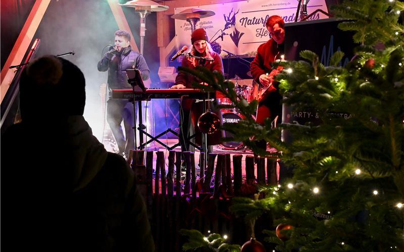 OffBeat ist die erste Band, die im Winterdorf beim Naturfreundehaus Herrenberg spielen darf. GB-Foto: Holom