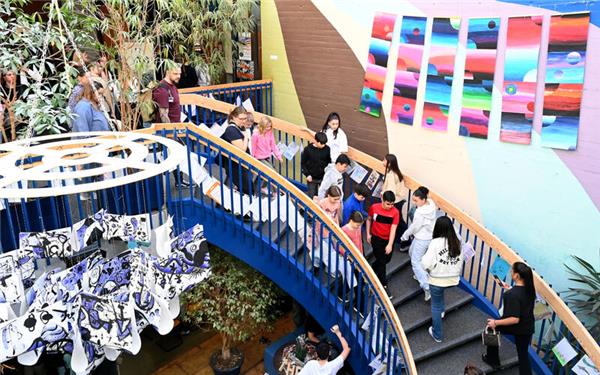 „Offene Horizonte“ war das Thema der Kunstausstellung der Theodor-Heuss-Realschule. Das Thema wurde ganz unterschiedlich interpretiert. GB-Foto: Holom
