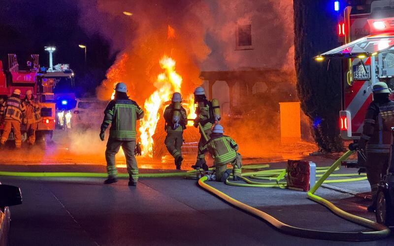 Offenes Feuer schlägt der Feuerwehr bei dem nächtlichen Einsatz in Maichingen entgegen.GB-Foto: SDMG/Dettenmeyer