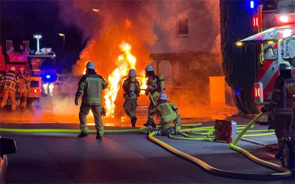 Offenes Feuer schlägt der Feuerwehr bei dem nächtlichen Einsatz in Maichingen entgegen.GB-Foto: SDMG/Dettenmeyer