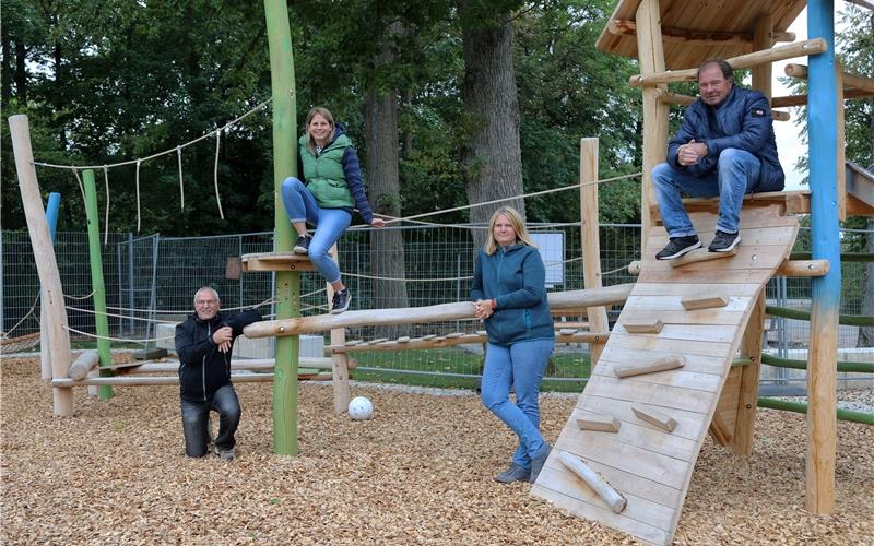Sportplatz von Grund auf saniert Offiziell eingeweiht wird am Samstag auch der neue Spielplatz auf dem Oberjettinger Sportgelände – darauf freut sich der Vereinsvorstand mit (von links) Heinz Stephan, Tina Costabel, Sandra Schmid und Hermann Finkbeiner GB-Foto: Priestersbach