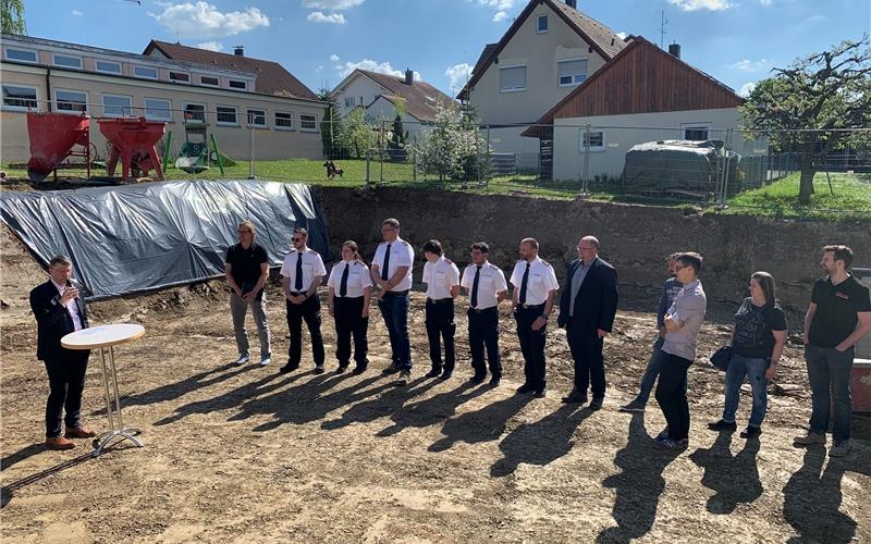 Offizieller Baubeginn: Matthias Schöck erläutert das Feuerwehrhaus-Projekt.GB-Foto: Holzapfel