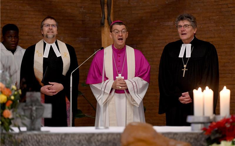 Offizieller Start der Vesperkirche mit einem ökumenischem Gottesdienst in St. Martin mit den Bischöfen Dr. Klaus Krämer (Mitte) und Ernst-Wilhelm Gohl (rechts) sowie Interimsdekan Thomas Cornelius. GB-Foto: Holom