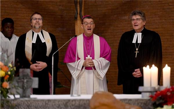 Offizieller Start der Vesperkirche mit einem ökumenischem Gottesdienst in St. Martin mit den Bischöfen Dr. Klaus Krämer (Mitte) und Ernst-Wilhelm Gohl (rechts) sowie Interimsdekan Thomas Cornelius. GB-Foto: Holom