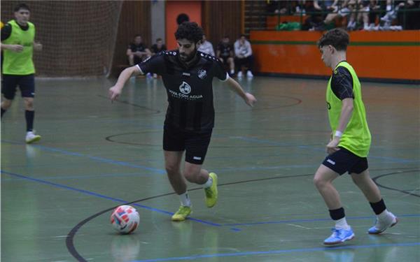 Oguz Kaya (links): Rohrauer „Lobster“ im Zweikampf mit einem Ehninger „Esel“, sprich Tino Dannecker. GB-Foto: Zvizdiç