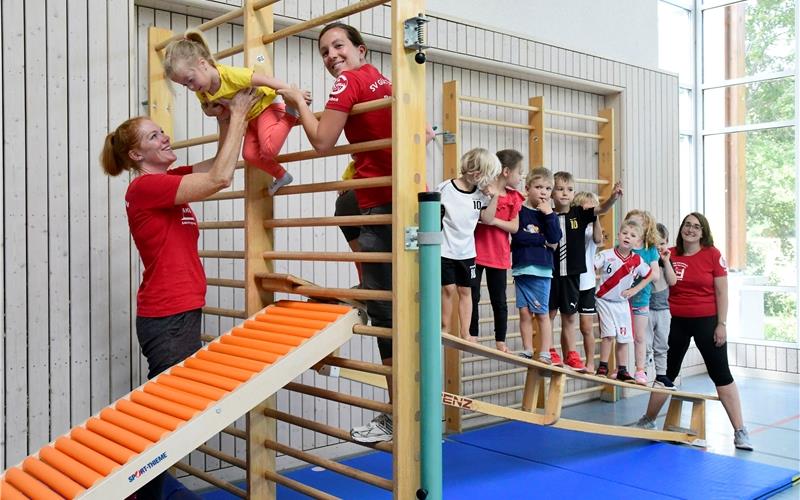 Ohne Johanna Gösch (links), Tabea Höpfer und Ute Goth (rechts) geht beim Kinderturnen nichts.GB-Foto: Holom