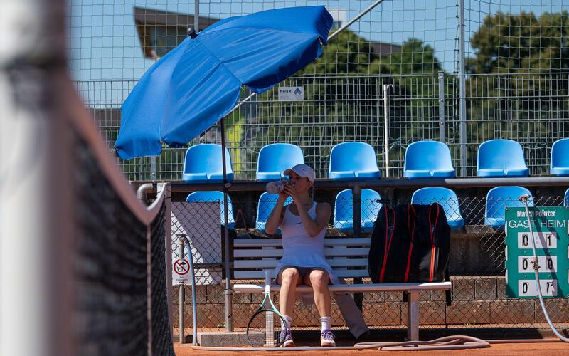Ohne Schirm ging es auf den Tennisplätzen nicht. GB-Foto: Eibner/Rosenfeld
