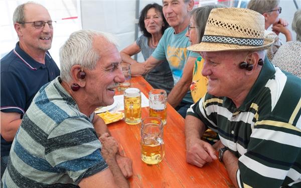 Ohrringe der anderen Art (gesehen beim Kirschenfest des OGV Mönchberg. In der gestrigen Ausgabe hatten wir versehentlich ein Bild vom Kirschenfest 2014 veröffentlicht. Wir bitten, den Fehler zu entschuldigen.)GB-Foto: Schmidt