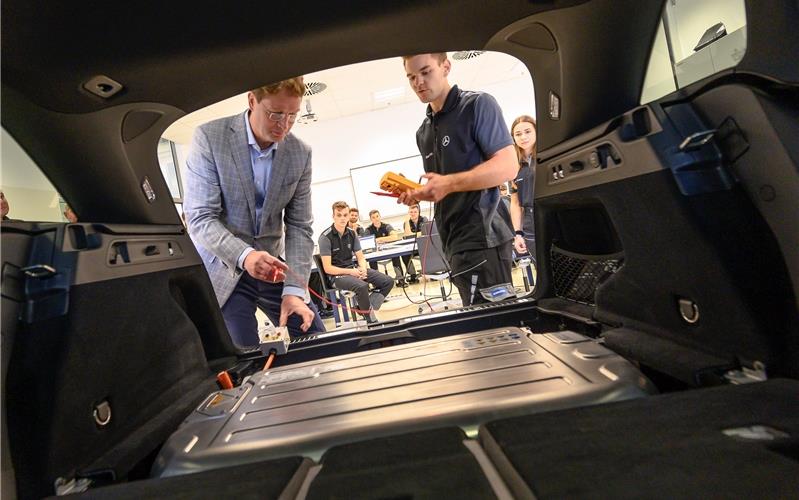 1900 junge Menschen beginnen Ausbildung Ola Källenius, Vorsitzender des Vorstands der Daimler AG und Leiter Mercedes-Benz Cars, besuchte die neuen AuszubildendenGB-Foto: gb