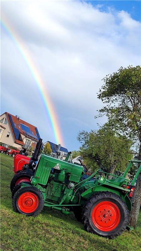 Oldtimer unter dem Regenbogen bei den Haslacher Kultourtagen.  Von Helmut Eipper...