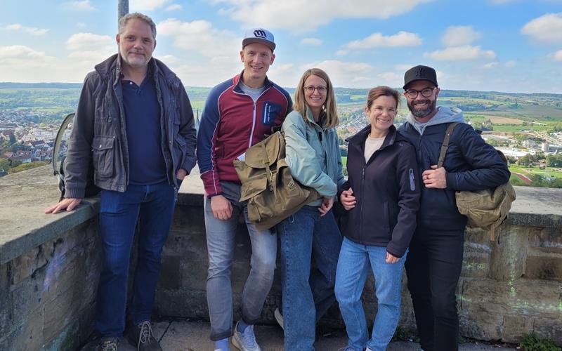 Oliver Dersch (von links) hat einen Rätselweg entwickelt, der bei den Teilnehmern Daniel Räth, Silke Geltenbort sowie Andrea und Hannes Schiebel auf Anklang stieß. GB-Foto: Schwartz
