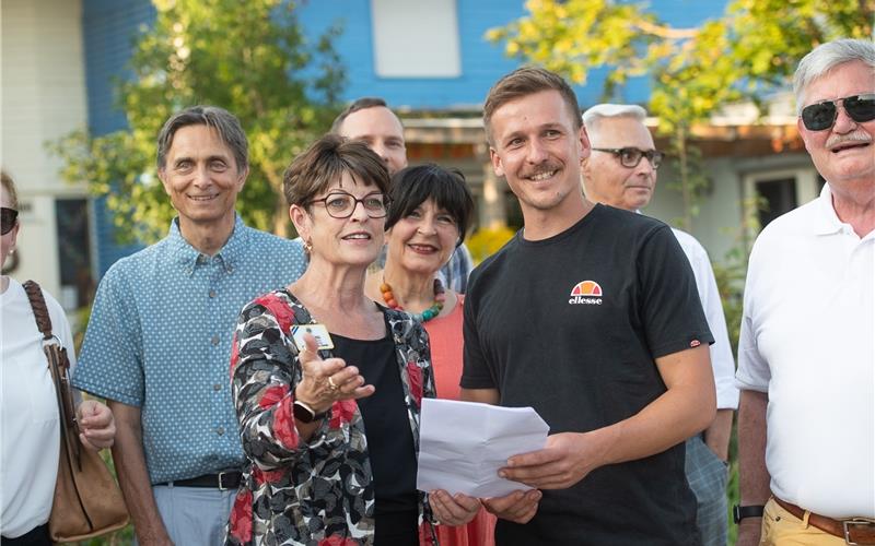 Oliver Gärtner (im blauen T-Shirt) führte die neben ihm stehende Dr. Patti Hill und ihre Begleiter über das Tennentaler Gelände der Dorfgemeinschaft. GB-Foto: Schmidt
