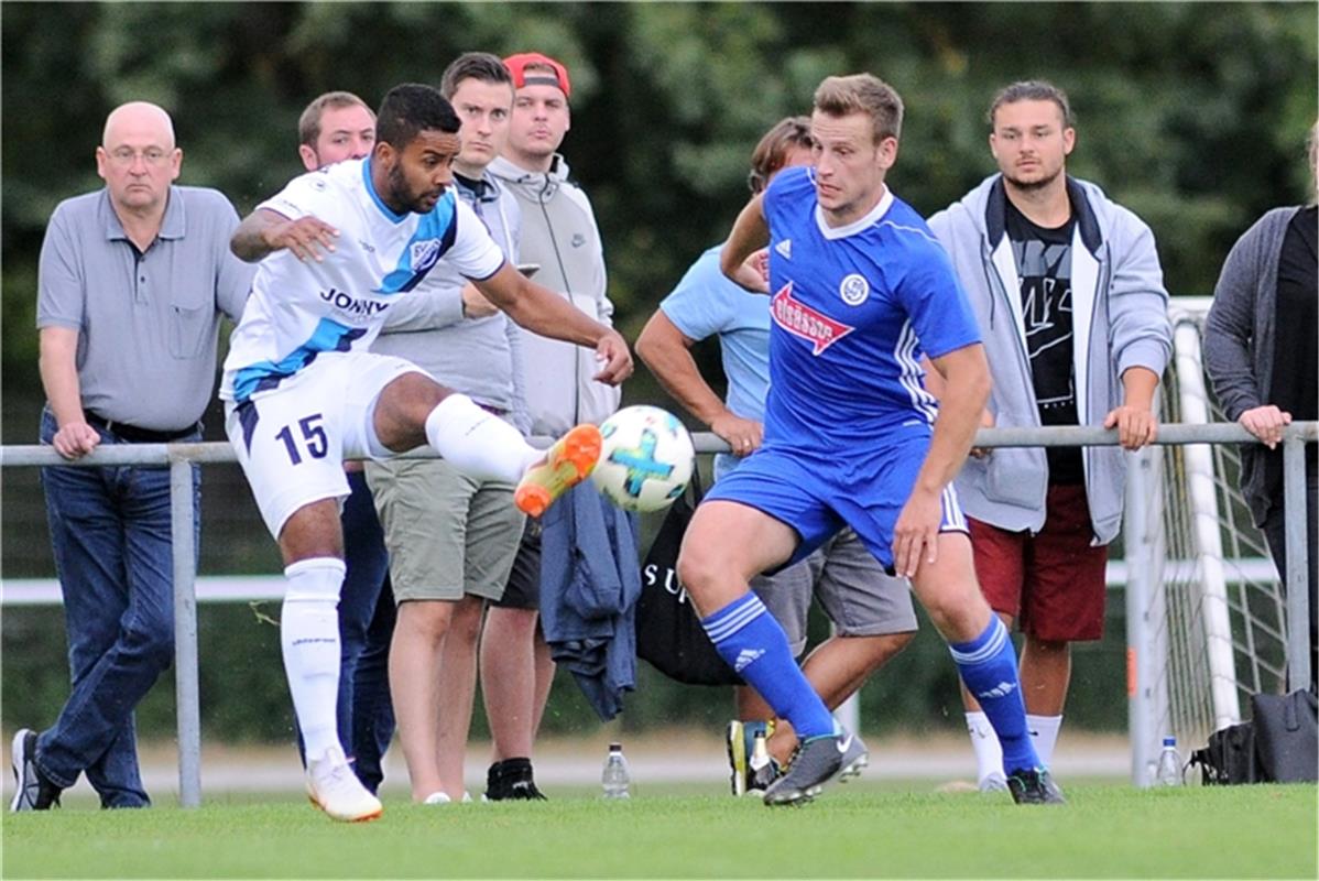 Oliver Glotzmann (VfL Sindelfingen #16) gegen Pierre Williams (FSV 08 Bissingen ...