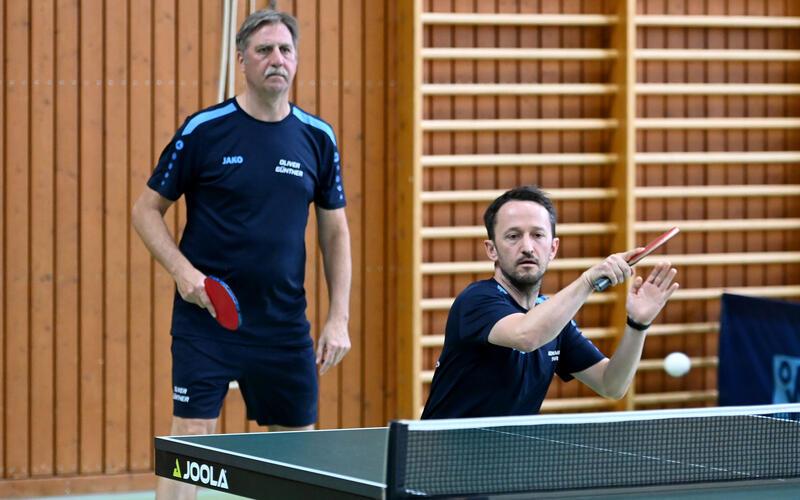 Oliver Günther (links) und Benjamin Sahr hatten mit der SG Nagold-Oberjettingen am Ende gegen TT Mötzingen knapp die Nase vorn. GB-Foto: Holom