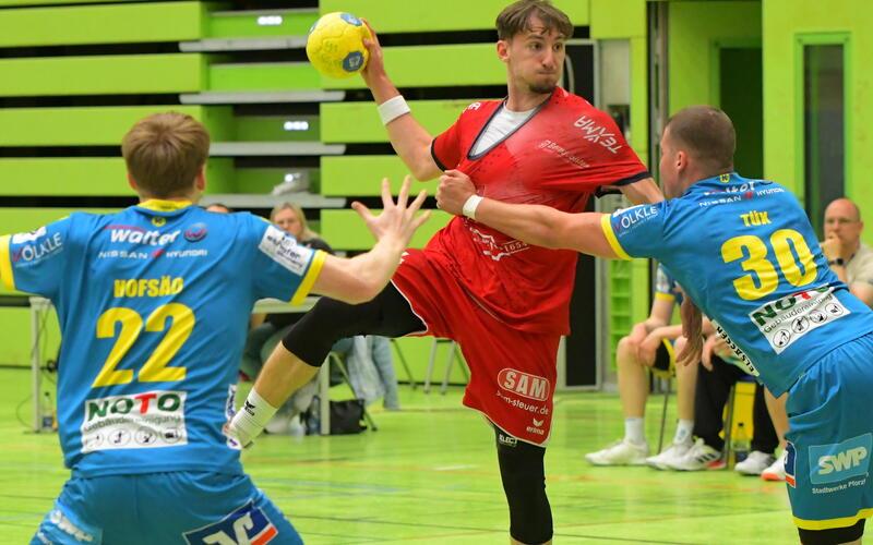Oliver Sudar (am Ball) kommt trotz Bedrängnis zum Torabschluss. GB-Foto: Gebhardt