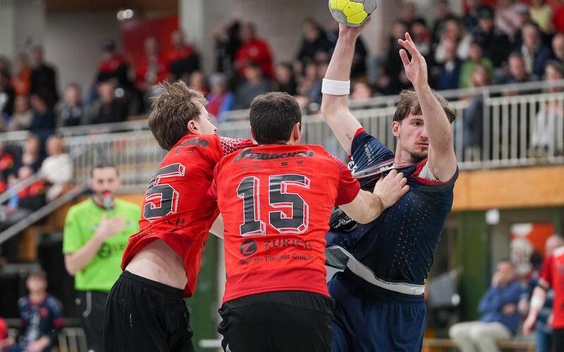 Oliver Sudar (am Ball) setzt sich unter Bedrängnis durch. GB-Foto: Eibner/La Rocca