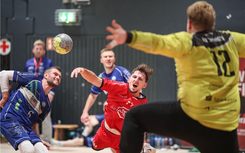 Oliver Sudar (rotes Trikot) im Duell mit Ettlingens Torwart Luis Lagasse. GB-Foto: Eibner/Prihoda