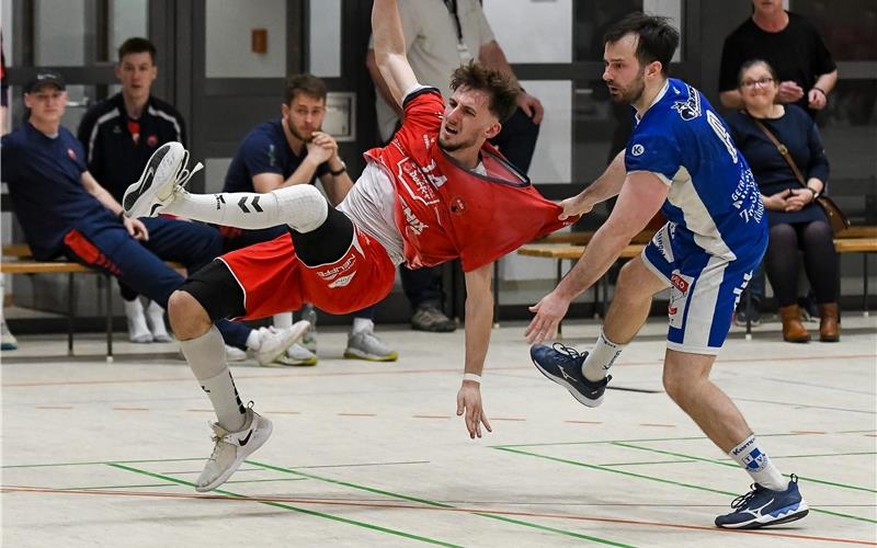 Oliver Sudar (rotes Trikot) ist einer der Kandidaten für die Spielmacher-Position. GB-Foto: Eibner/Schust