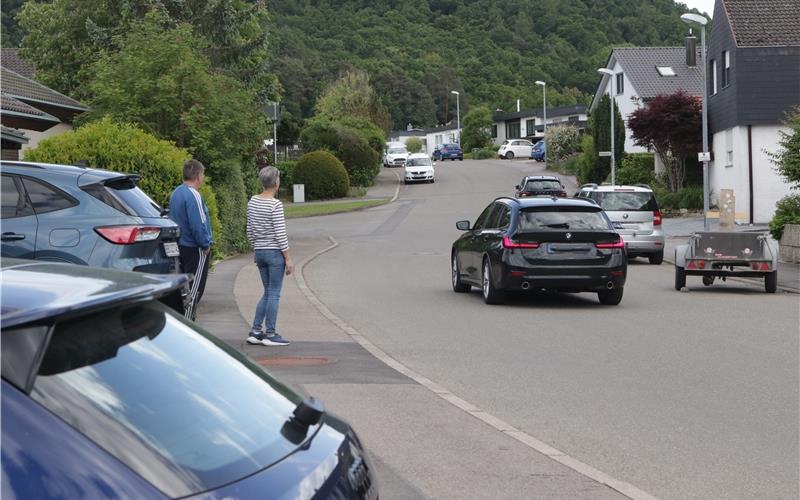 Oliver und Sylke Zimitsch betrachten mit Sorge den Verkehr in der Burgenstraße. GB-Foto: Bäuerle