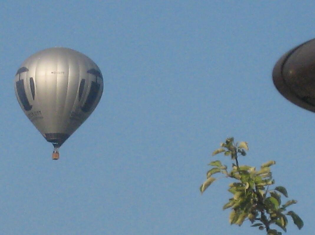 "Onkel Balloni" fährt am frühen Morgen über Nebringen – später bei Hitze ist nix...