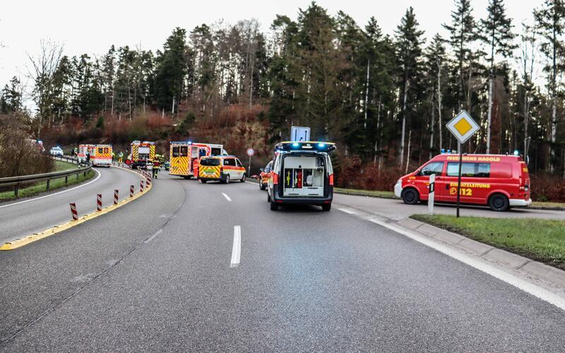 Opel überschlägt sich: Fünf junge Frauen werden schwer und zum Teil lebensgefährlich verletzt