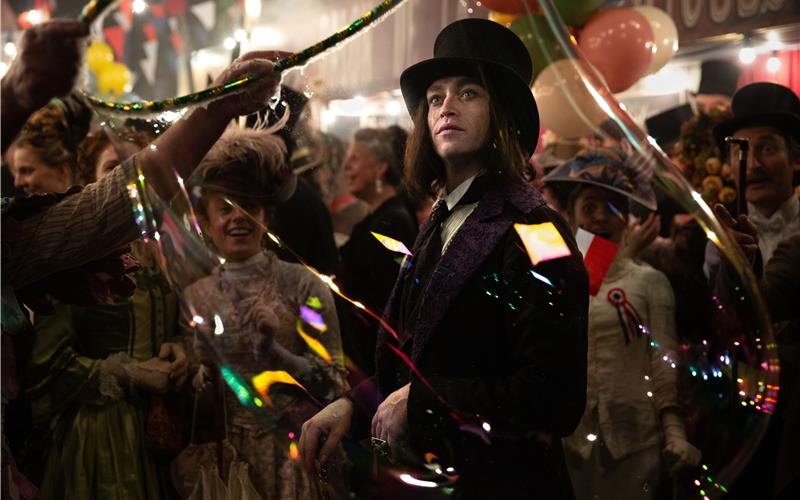 Opulent ausgestattete Adaption des „Dracula“-Klassikers, in der vor allem Christoph Waltz als Exorzist heraussticht. GB-Foto: © Leonine Studios/Shanna Besson