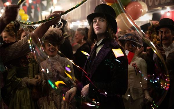 Opulent ausgestattete Adaption des „Dracula“-Klassikers, in der vor allem Christoph Waltz als Exorzist heraussticht. GB-Foto: © Leonine Studios/Shanna Besson