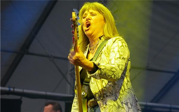 Ordentlich Power auch mit 75 Jahren: Suzi Quatro. GB-Foto: Morawitzky