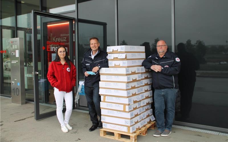 Wochenend-Päckle gehen an das DRK Ordnung muss sein: DRK-Kreisgeschäftsführer Alexander Huth quittiert den Empfang der Ritter-Sport-Spende GB-Foto: gb