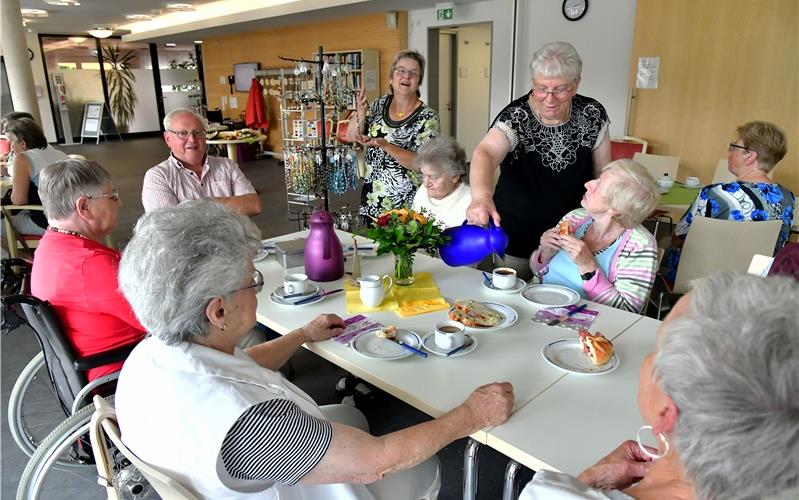 Organisatorin Margarete Klomfass (stehend rechts) und die Schmuckdesignerin Brigitte Scholz (stehend links) bescheren den Senioren einen unterhaltsamen Nachmittag GB-Foto: Holom