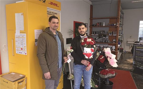 Ortsvorsteher Christopher Knall (links) besuchte den neuen Betreiber Berruhan Ay. GB-Foto