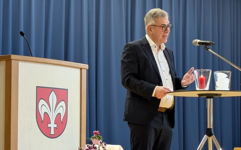 Ortsvorsteher Markus Speer hält die Ansprache. GB-Foto: Bruer