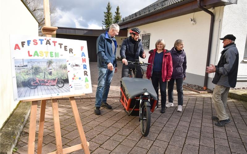 Ortsvorsteher Timo Petersen sitzt Probe. Kerstin Strubbe (Dritte von links) hatte die Idee zum Lastenfahrrad, das jeder Affstätter kostenlos ausleihen kann GB-Foto: Vecsey