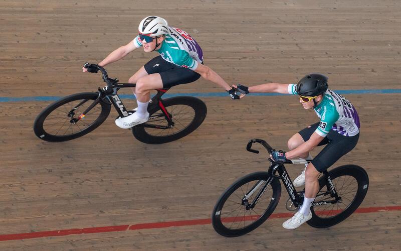 Oskar Clauß (weißer Helm) und Benedikt Schmid holen beim Madison der U17 den achten Abschlussplatz. GB-Foto: Vecsey
