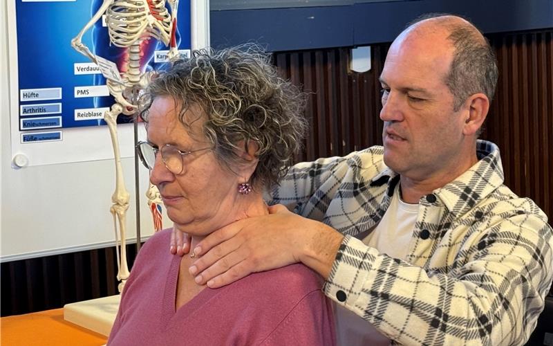 Osteopath Peter Holzner aus Kuppingen ging schmerzhaften Verspannungen auf den Grund. GB-Foto: Priestersbach