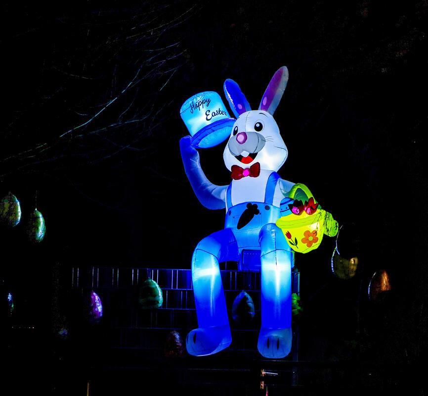 Osterhase winkt uns auch in der Nacht zu ...  Von Natalie Politz aus Hildrizhaus...