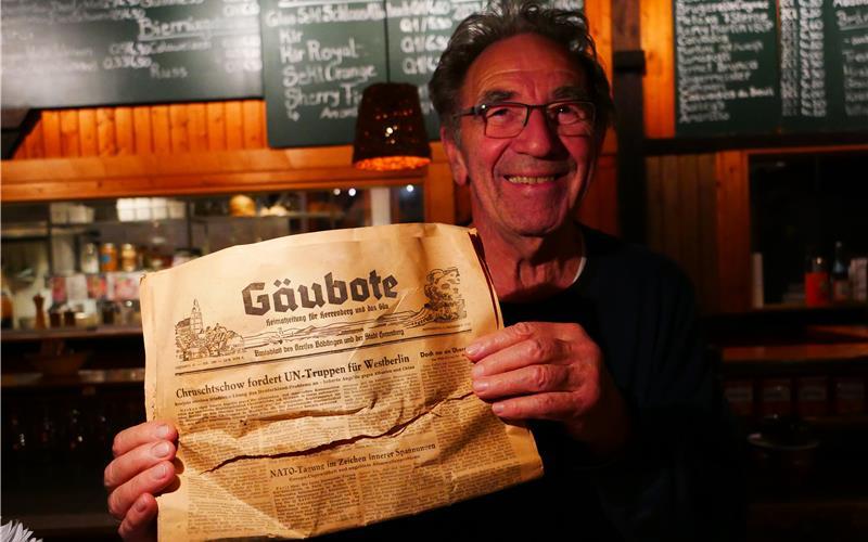 Oswald Hemberle mit der alten „Gäubote“-Ausgabe. GB-Fotos: Morawitzky