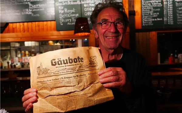 Oswald Hemberle mit der alten „Gäubote“-Ausgabe. GB-Fotos: Morawitzky