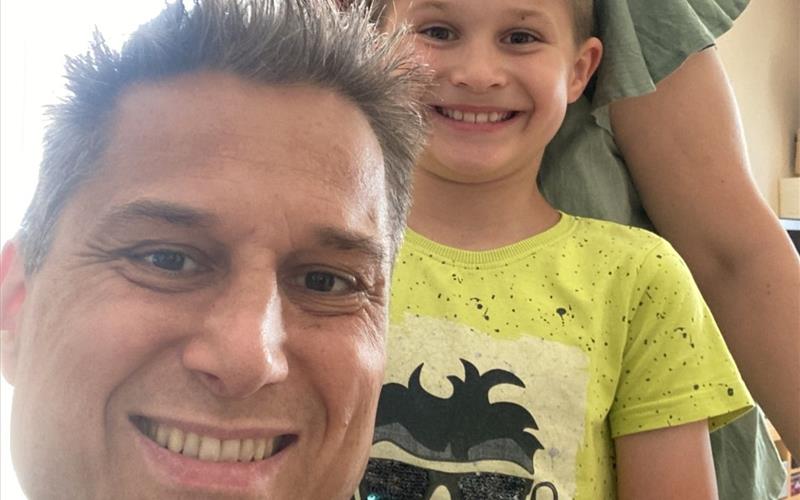 Spender gesucht „Papa Klaus“, seine Frau und sein Sohn. GB-Foto: DKMS