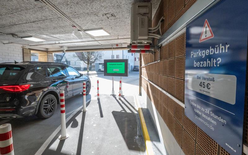 „Parkgebühr bezahlt?“: Diese Frage steht auf dem Monitor und dem Banner. GB-Foto: Vecsey