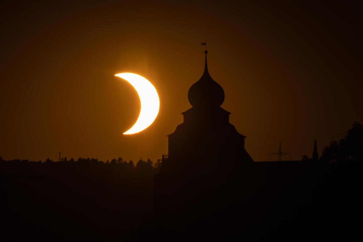 Partielle Sonnenfinsternis neben der Stiftskirche, fotografiert aus den Streuobs...
