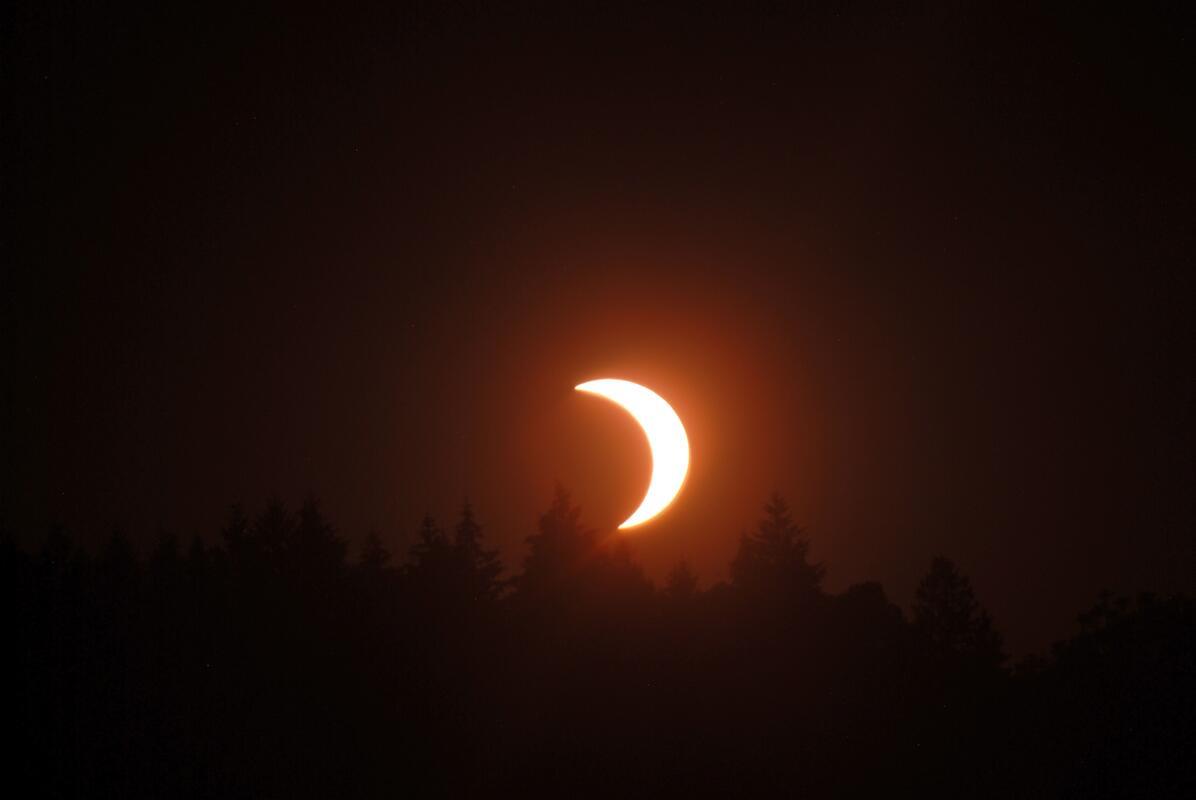 Partielle Sonnenfinsterniss über dem Aidlinger Wald. Von Harald Jauß aus Gärtrin...