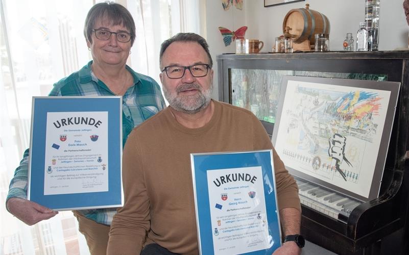 Partnerschaftsnadeln mitsamt Urkunden haben Doris und Georg Mauch für ihr Engagement bekommen. GB-Foto: Vecsey