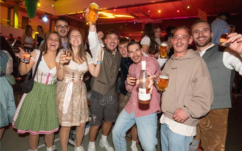„Partywahnsinn“ hieß es am Samstag in der Deckenpfronner GemeindehalleGB-Foto: Vecsey