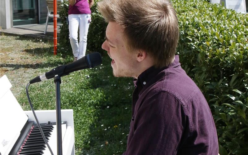 Musikalische Lichtblicke in schweren Zeiten Pascal Blenke am Piano vor dem KrankenhausGB-Foto: Bäuerle