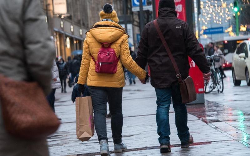 Passanten mit Einkaufstüten in der Innenstadt von Hamburg. Foto: Daniel Bockwoldt/dpa