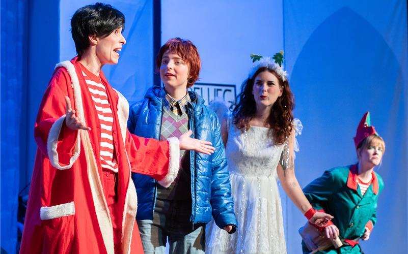 Passend zum Weihnachtsfest führte die Herrenberger Bühne in der Alten Turnhalle ein Stück auf. GB-Foto: Vecsey